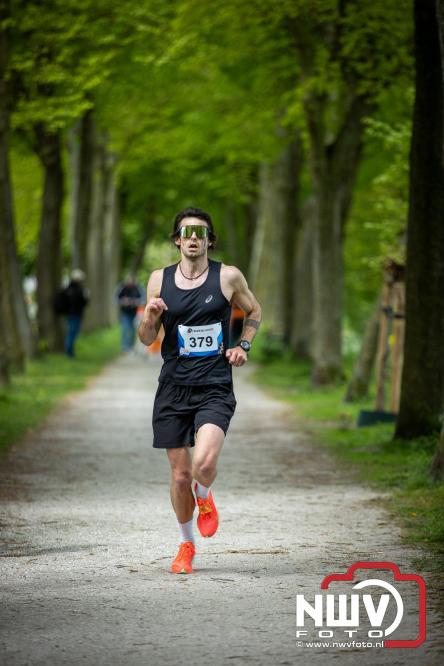 Volle terrassen, bruisende kleedjesmarkt en sportieve Wallenloop: Elburg leeft tijdens koningsdag! - &copy; NWVFoto.nl